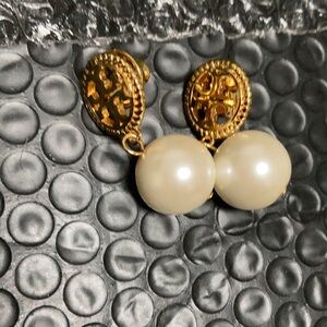 Tory Burch Gold Double-T Logo Pearl Drop Earrings | Timeless Sophistication
